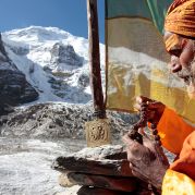 Shiva Das bei der Plattenübergabe am Dhaulagiri Base Camp.jpg