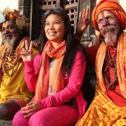 Paschupatinath. Money, money....Touristen-Babas und ihr Fotofang..jpg