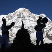 Finale - Das Schamanen-Tanzritual im Scherenschnitt vor Annapurna-South..jpg